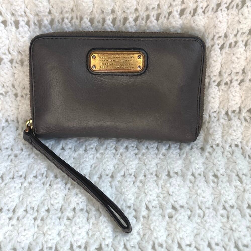Marc by Marc Jacob’s Classic Q Wingman
Zip Around Wallet Wristlet Gray